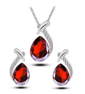 Swarovski Taşlı, Trend Zirkon Taş İşlemeliTakı Seti (Kolye Küpe), Yeni Yıl, Sevgililer Günü Hediye si, Ahşap Kutu İçerisinde (Kırmızı)