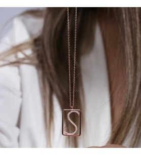S Harfi Zirkon Taşlı Rose Gold Kaplama Çerçeveli Gümüş Kolye