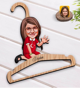 BK Gift Kişiye Özel Kız Çocuk Karikatürlü Standart Boy Ahşap Elbise Askısı-2