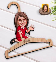 BK Gift Kişiye Özel Kız Çocuk Karikatürlü Standart Boy Ahşap Elbise Askısı-2
