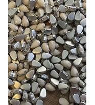 1 cm 2 mm KRİSTAL KIRIK BEYAZ RENK KASALI DİKME DAMLA TAŞ BONCUK (50 ADET)