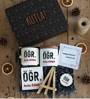 Kişiye Özel Minimal Öğretmen Hediye Kutusu - Kişiye Özel T Kupa, Seramik Kalemlik, Dekoratif Taş İsimlik, Güneş Anahtarlık Öğretmenler Günü Hediyesi