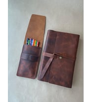 ALESTA LEATHER İsme Özel El Yapımı Hakiki Deri 2li Hediye Seti - Kitap/Ajanda Kılıfı ve Kapaklı Kalemlik (Koyu Taba)