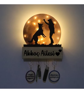 Lucenda Led Işıklı Pleksi Dolunay Kişiselleştirilebilir Biblo Ruth Köpekle Oynayan Adam Anahtar Askılığı (Sarı)