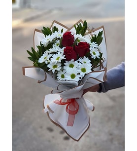 Bukette Kırmızı Güller ve Papatyalar