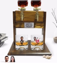 BK Gift Kişiye Özel Renkli Baskılı Erkek ve Kadın Karikatürlü İkili Viski Bardağı ve Çift Musluklu Doğal Ahşap Viski Standı-6 (Model 1)
