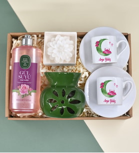 Kişiye Özel İkili Baskılı Fincan& Yeşil Lotus Model Buhurdanlık& Lotus Çiçeği Model Beyaz Renkli Mum& Eyüp Sabri Tuncer Gül Suyu Hediye Seti