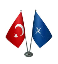 Masa Üstü NATO Bayrağı Türk Bayrağı İkili Krom Direk Masa Bayrak Seti