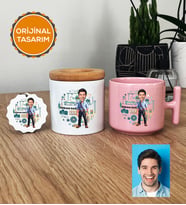 Kişiye Özel Karikatürlü Makine Mühendisi Hediye Seti Pastel T Kupa, Kalemlik, Anahtarlık Erkek Makine Mühendisine Mühendisler Günü Hediyesi (Pembe)