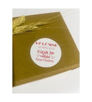 Gülümse Senin için Küçük bir Mutluluk Hazırladım Kalpli Yuvarlak Yapışkanlı Etiket 5x5 cm 100 adet