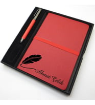 İsme Özel Kırmızı Defter & İsme Özel Metal Kalem (Öğretmenler Günü veya başka bir mesaj işlenebilir) (Karışık)