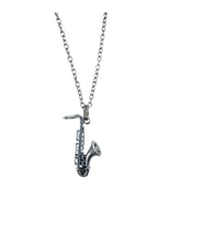 Saksafon Figürlü Metal Kolye – Unisex - Müzik Temalı Takı 60 cm Zincir (Gümüş)
