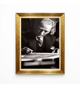 Tablore Siyah Beyaz Atatürk Çalışma Masasında Nostaljik Çerçeveli Tablo