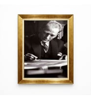Tablore Siyah Beyaz Atatürk Çalışma Masasında Nostaljik Çerçeveli Tablo