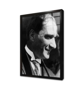 Siyah Beyaz Atatürk Gülerken Portresi Çerçeveli Cam Tablo