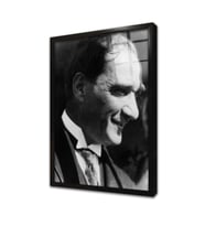 Siyah Beyaz Atatürk Gülerken Portresi Çerçeveli Cam Tablo