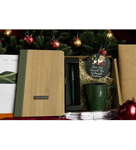 YENİ YIL TEMALI HEDİYE SETİ (YEŞİL DEFTER,KALEM,BARDAK ALTLIĞI, SERAMİK KAHVE FİNCANI) (Bambu)