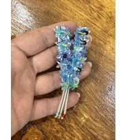 BONCUKLU PUL PAYETLİ TASARIM V PÜSKÜLLÜ HARF ARMA DİKİŞ APLİKE 7X4 CM