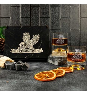 Ahşap Kutulu Kartal Figürlü Kişiye Özel Taşlı ve 2'li Viski Kadehi Seti