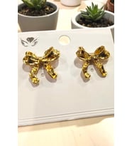Gold Renk Fiyonk Küpe – Zarafetin ve Şıklığın Buluşma Noktası