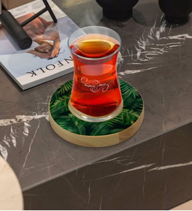 BK Gift Kişiye Özel Yapraklar Tasarımlı Doğal Ahşap Tabaklı Heybeli Çay Bardağı Model 9