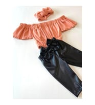 Çocuk, Likralı Deri Fiyonk Detaylı Pantolon, Somon Rengi Straplez Crop Bluz Ve Saç Bandı Takımı.