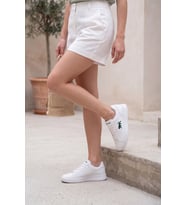 Classic-Icon Beyaz Deri Görünümlü Yeşil Amblemli Günlük Kadın Sneaker - Rahat Tabanlı Minimalist Şehir Ayakkabısı