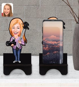 BK Gift Kişiye Özel Kadın Fotoğrafçı Karikatürlü Ahşap Biblo Telefon Standı-1
