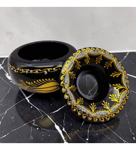 EL İŞLEMESİ, KAPAKLI, LALE DESENLİ SERAMİK PURO VE SİGARA KÜLLÜĞÜ (18 cm) (Siyah-Altın)