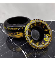 EL İŞLEMESİ, KAPAKLI, LALE DESENLİ SERAMİK PURO VE SİGARA KÜLLÜĞÜ (18 cm) (Siyah-Altın)