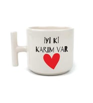 İyi Ki Karım Var Baskılı Beyaz Kulplu T Sevgililer Günü Kupası