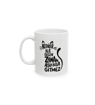 Kediler ile Geçen Zaman Asla Boşa Gitmez Yazılı Kedi Temalı Porselen Kahve Kupası 330 ml KF25032611