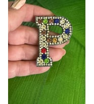 5X4 CM ÜTÜ İLE YAPIŞAN TAŞLI RENKLİ P HARFİ ARMA
