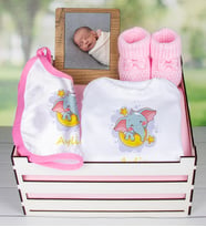 eJOYA Ahşap Sandıkta Kişiye Özel Zıbın Önlük Fotoğraf Çerçevesi Ve Patik Bebek Hediye Seti 109414 (Model 2)