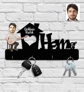 Kişiye Özel Karikatür Baskılı Ahşap Anahtarlık Saz Çalan Erkek-1 25x15 cm