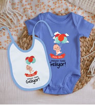 BK Kids Kişiye Özel Mekanın Sahibi Geliyor Tasarımlı Mavi %100 Pamuklu Kısa Kol Bebek Body Zıbın ve Mama Önlüğü Hediye Seti