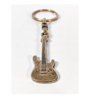 Antik Bronz Gitar Figürlü Metal Anahtarlık – Müziğin Özgür Ruhu ve Zamansız Stil