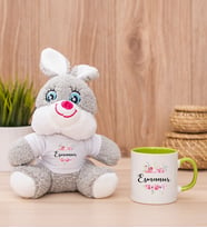 Kişiye Özel Çiçek Çerçeveli İsimli Peluş Tavşan ve Yeşil Kupa
