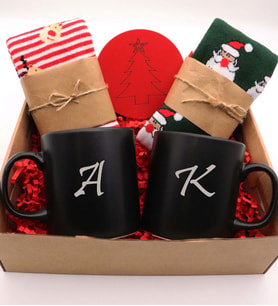 Kişiye Özel Harfli Çift Kupa, Bardak Altlığı ve Noel Çorap Hediye Seti