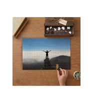 Zirveden Manzarayı Seyreden Adam Tasarımı 240 parça Ahşap Puzzle Ahşap Kutuda MP01995