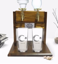 BK Gift Kişiye Özel Renkli Baskılı Kaligrafi-Atatürk Tasarımlı İkili Rakı Bardağı ve Çift Musluklu Doğal Ahşap Rakı Standı-1 (Model 1)