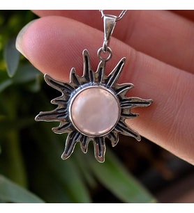 Pembe Kuvars Taşı Gümüş Kolye - Güneş Şeklinde