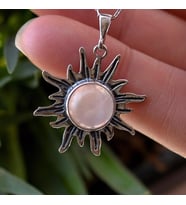 Pembe Kuvars Taşı Gümüş Kolye - Güneş Şeklinde