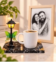 Kişiye Özel Karakalem Fotoğraflı Ahşap Çerçeve Beyaz Kupa ve LED Sokak Lambası Seti