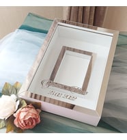 25X35 BEYAZ-GÜMÜŞ LEDSİZ FOTOĞRAF BÖLÜMLÜ ANI ÇERÇEVESİ- NİŞAN SÖZ GÜLLERİNİZ İÇİN ÇERÇEVELER