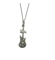İron Maiden Temalı Elektro Gitar Kolye – 60 Cm Metal Heavy Metal Rock Aksesuar (Gümüş)