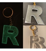 R Harfi Fosforlu Neon Yeşil Renk Parlak Simli Gold Aksesuarlı Anahtarlık El Yapımı Epoksi Hediyelik