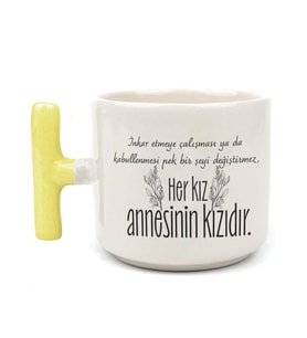 Her Kız Annesinin Kızıdır Baskılı Sarı Kulplu T Kupa