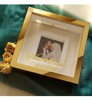 25x25 cm Gold Pleksi Kaplı Fotoğraf Bölümlü İsimli ve Tarihli Çerçeve-HKM Ticaret(Fotoğraf Hediye)