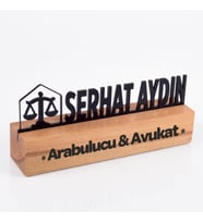 Avukatlara Özel Masif Kayın Ahşap Masaüstü İsimlik Standı Siyah Akrilik Masa İsimliği (Ceviz)